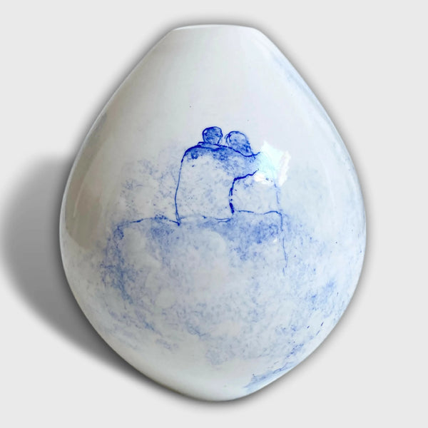 Vase en forme de goutte, décor couple en bleu sur fond blanc
