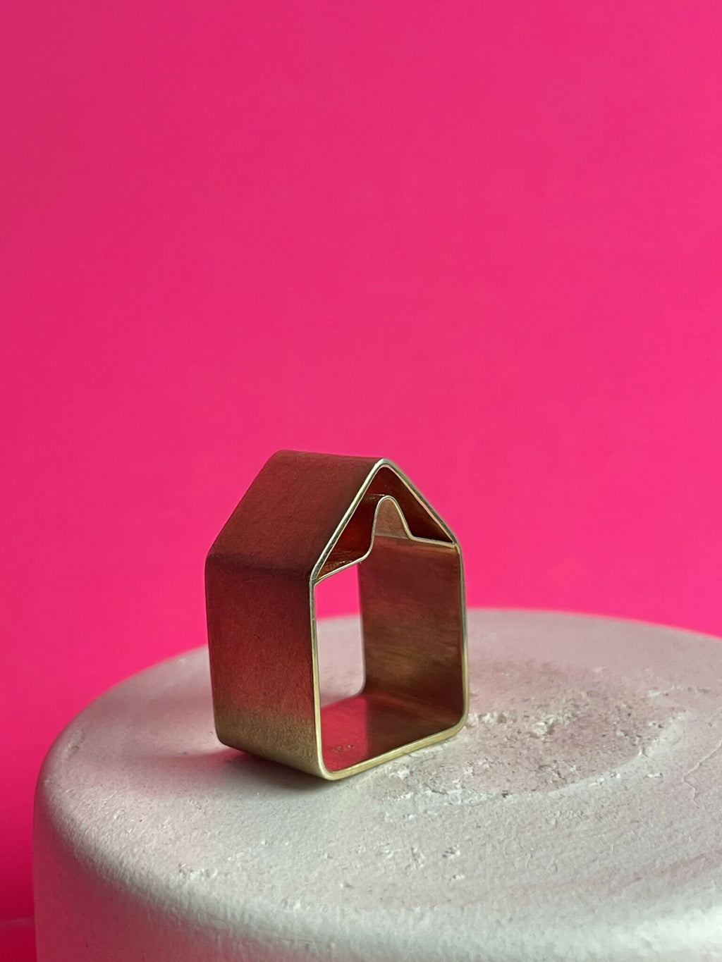 Bague maison double toit, finition dorée, profil droit.