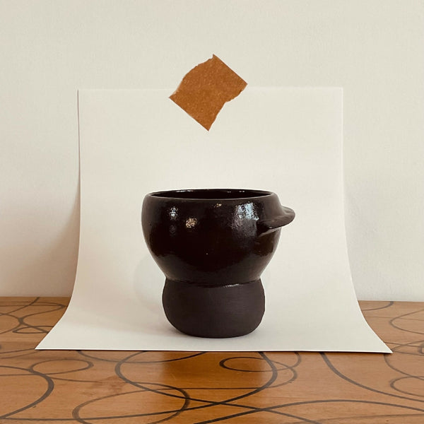 Mug en céramique noir brillant, anse arrondie et forme bulle