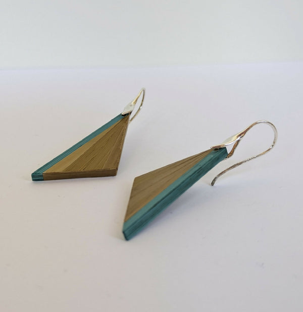Boucles d’oreilles triangulaires en marqueterie paille dorée et insert turquoise, crochets argent.