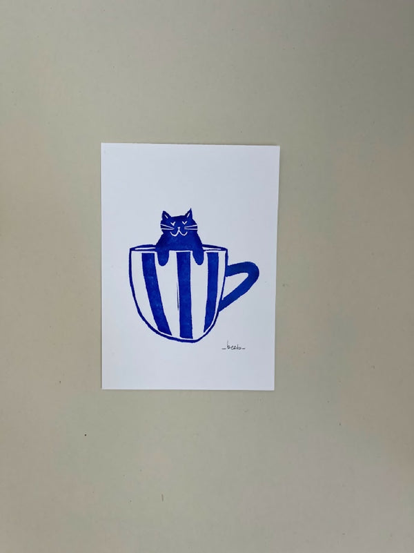 Linogravure A6 Ca(t)ppucino : chat sur tasse rayée bleue, sur papier blanc