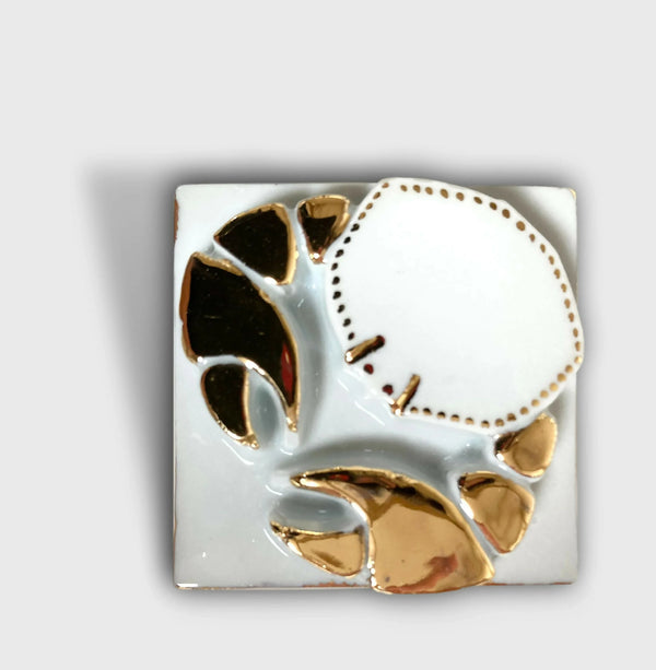 Boîte à bijoux en porcelaine blanche au motif doré sur le couvercle