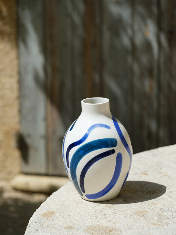 Petit vase buste en céramique blanche, motif bleu abstrait sur la face