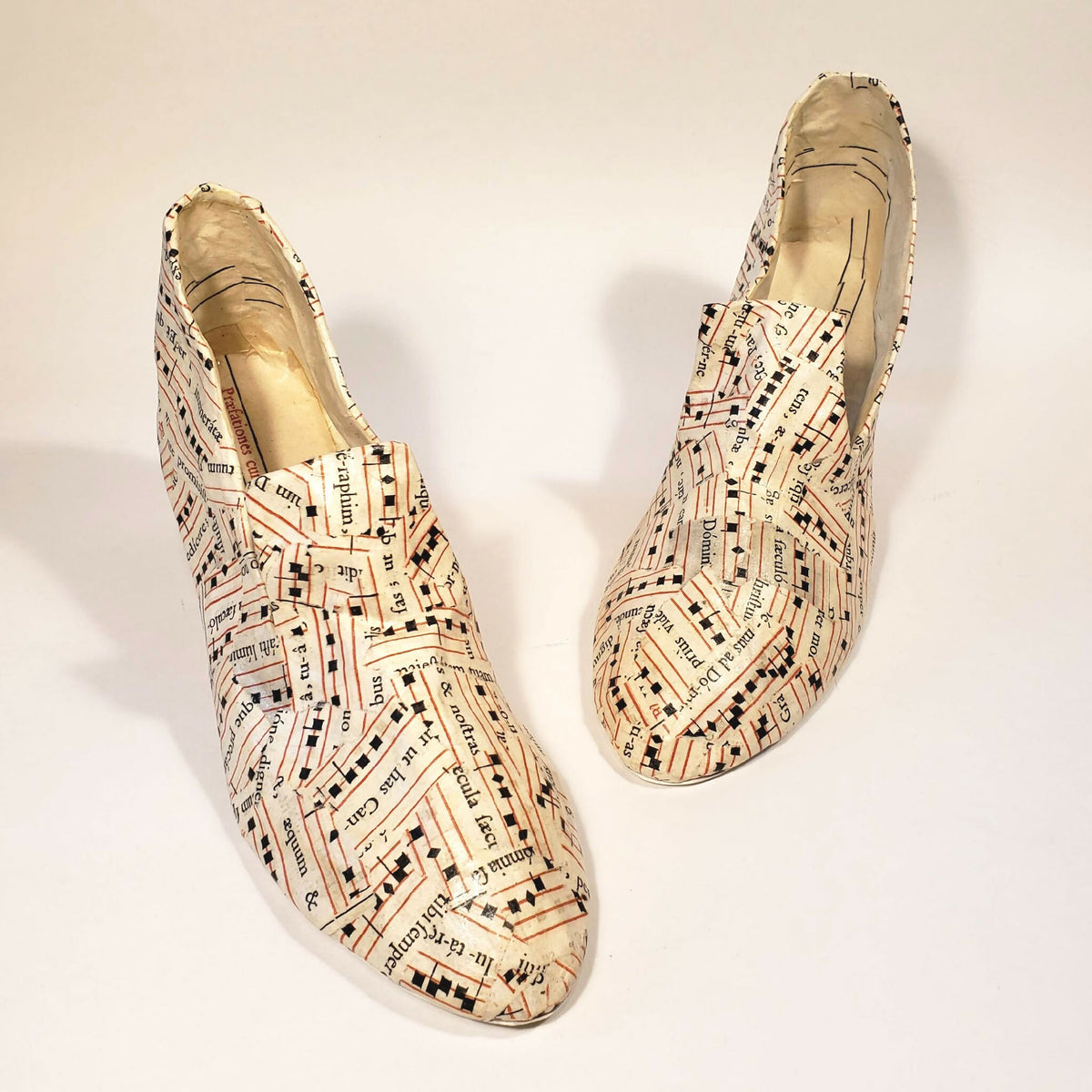 Escarpins beige à motif imprimé ville, bout effilé et semelle intérieure beige.