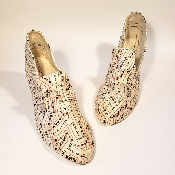 Escarpins beige à motif imprimé ville, bout effilé et semelle intérieure beige.