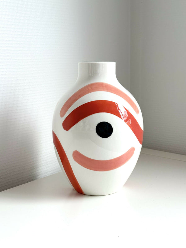 Petit vase buste blanc avec motif visage rouge corail et large ligne.