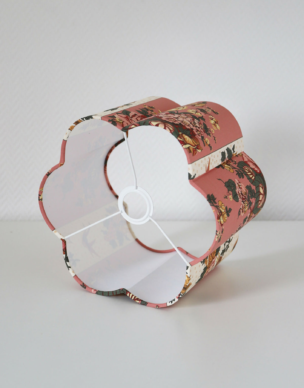 Abat-jour forme fleur floral rose avec armature blanche, vue de dessus partielle