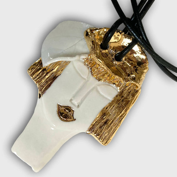 Pendentif au visage d’Aphrodite 3, buste blanc et or, cordon noir noué