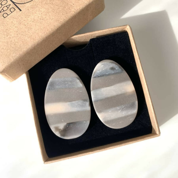 Boucles d’oreilles upcyclées ovales grises à rayures argent, finition polie