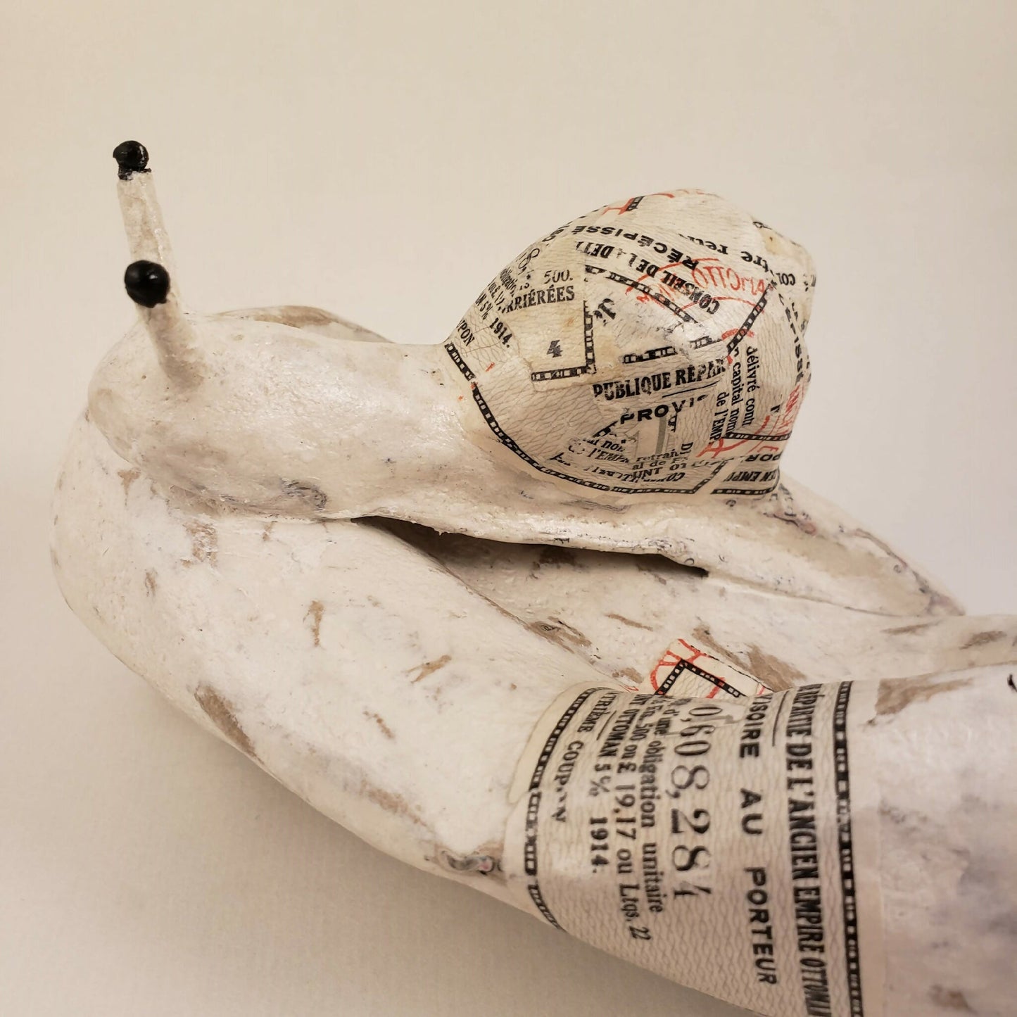 Sculpture - Un escargot blanc