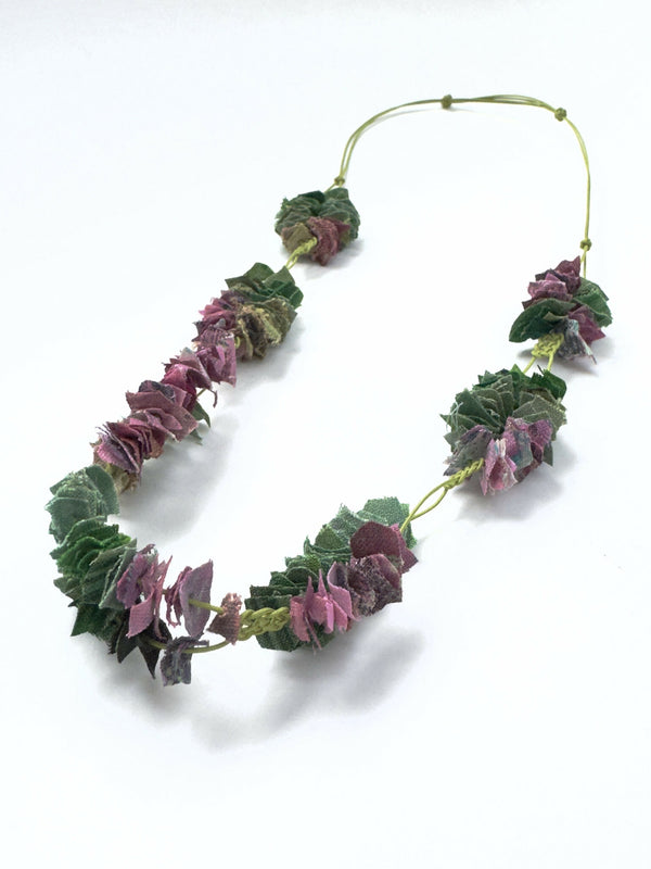 Collier en tissu vert et violet avec pendentifs en rosettes décoratives
