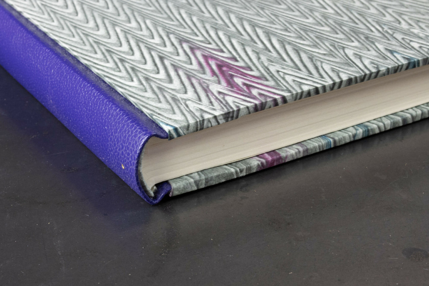 Cahier dos cuir série papiers à la colle