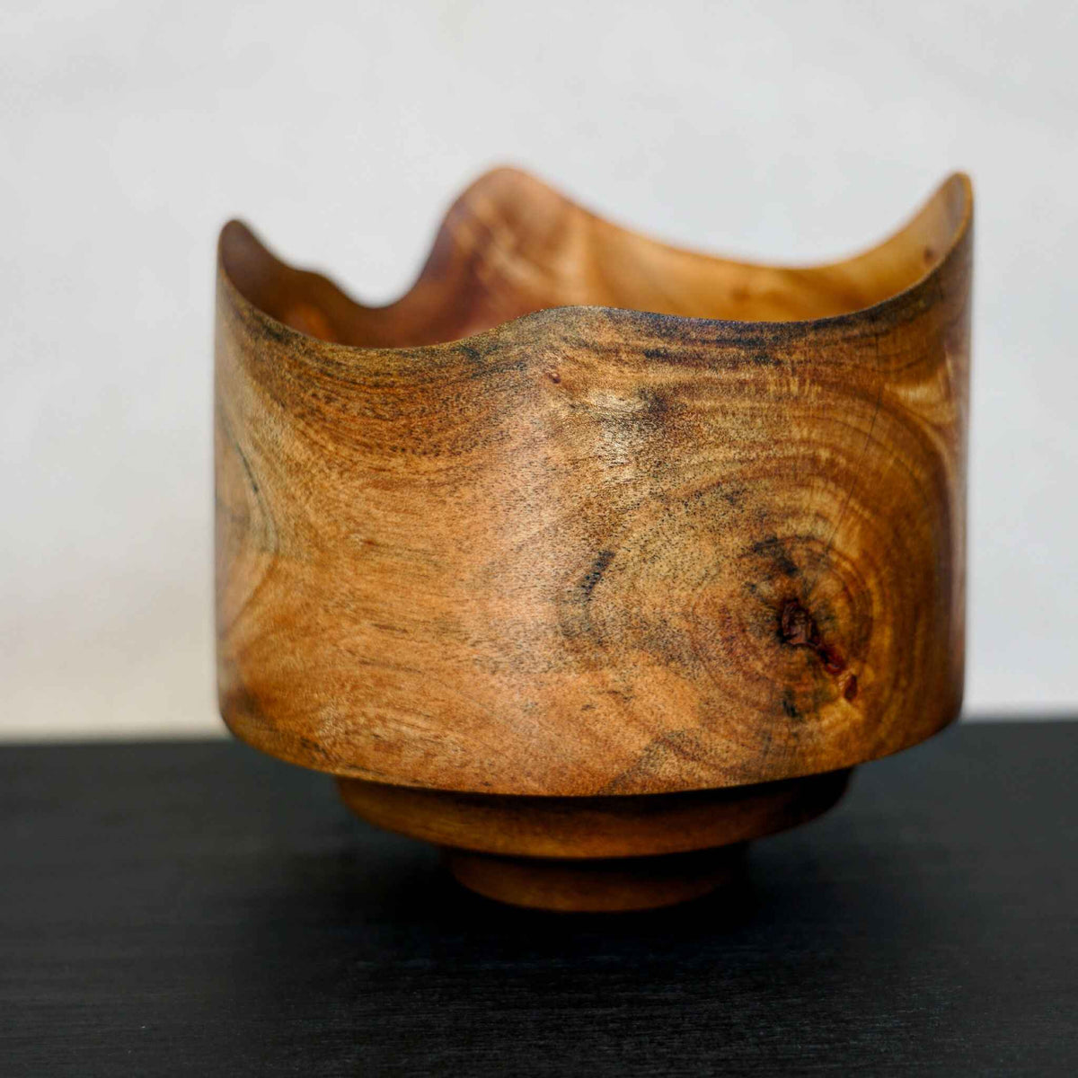 Bol en bois « vague » brun, intérieur et bord ondulé visibles