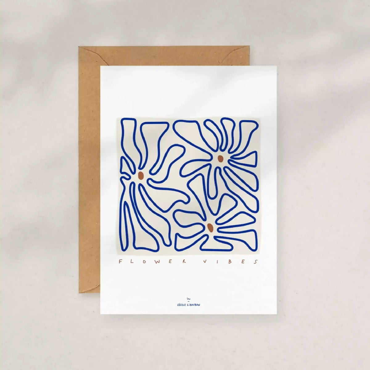 Carte fleurs abstraites bleues avec enveloppe kraft assortie.