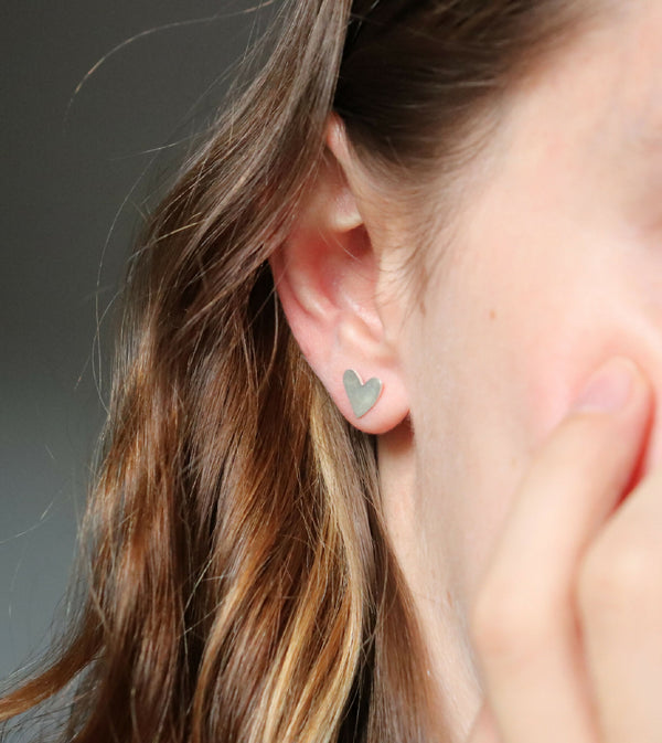 Puces d’oreilles cœur en métal, vue portée sur l’oreille
