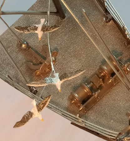Maquette du Titanic en acier recyclé, gros plan sur décor du pont et éléments métalliques