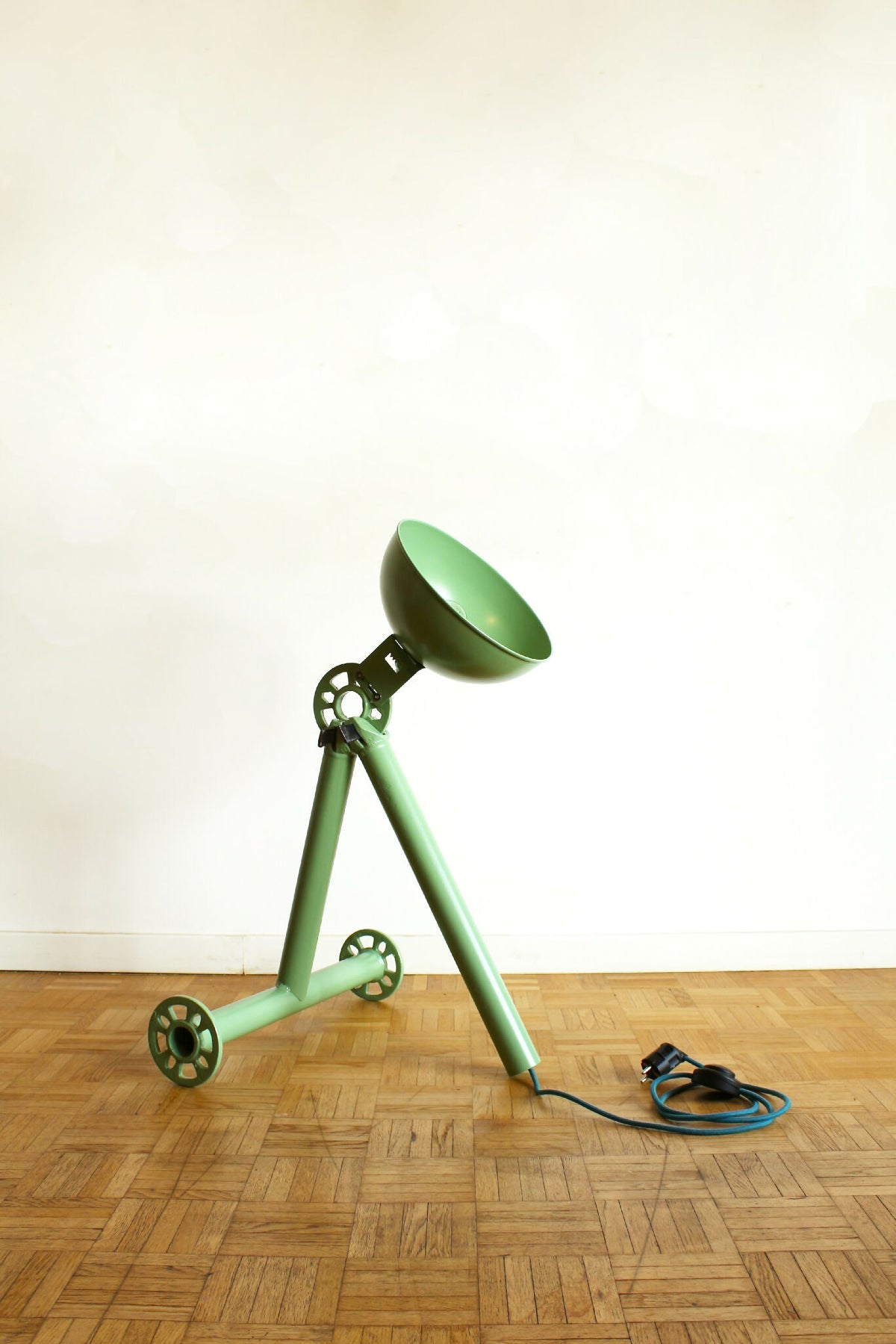 Lampe sur trépied vert, abat-jour et pieds avec roues décoratives