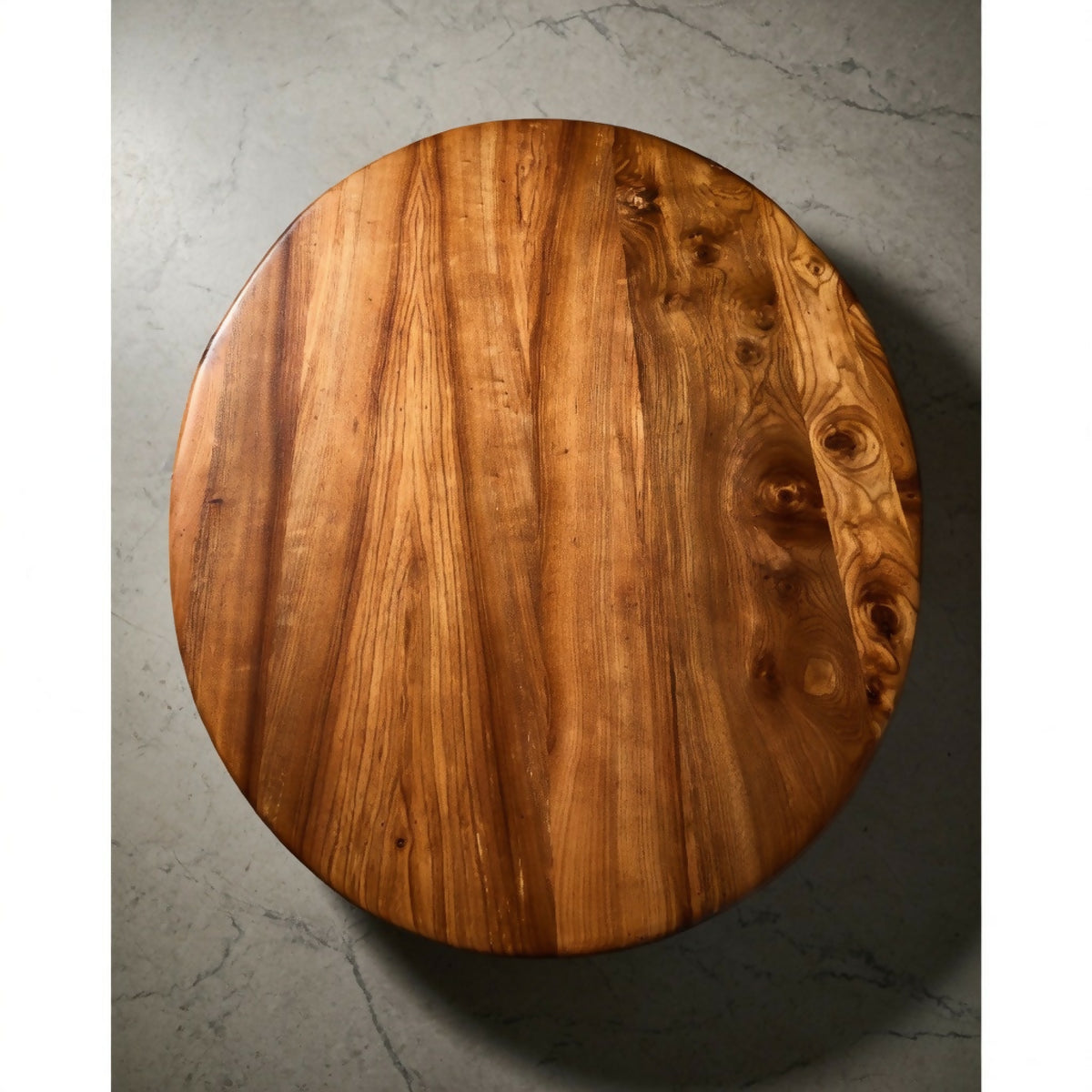Table basse ronde en bois, dessus aux nœuds et veinage vertical, vue de dessus