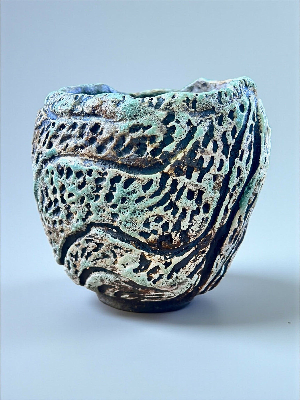 Pot en grès sculpté, forme tronc, texture gaufrée bleu-vert