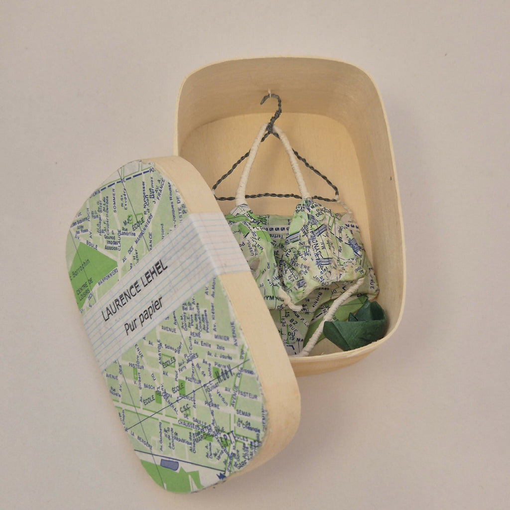 Maillot de bain miniature dans une boîte en bois, imprimé cartes vert et bleu