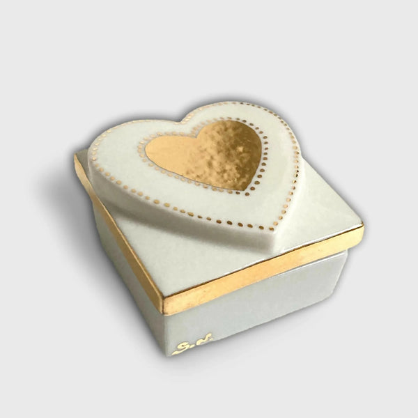 Boîte à bijoux blanche avec bord doré et cœur en relief peint sur le couvercle