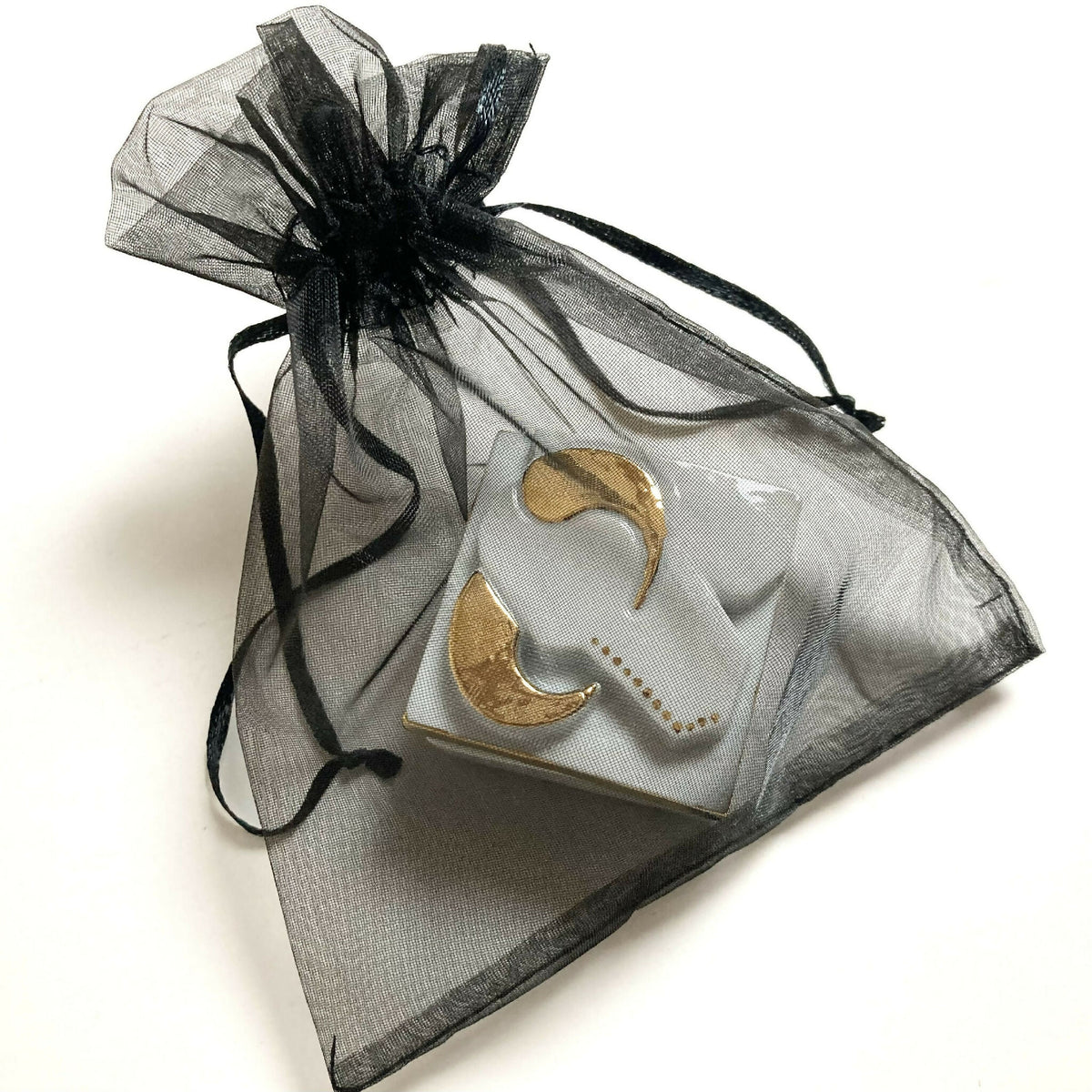Boîte à bijoux en porcelaine blanche motif taureau doré dans sachet organza noir