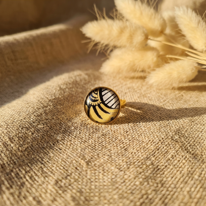 La Solaire Wax — bague cabochon jaune noir blanc · papier indien · fait main France 🇫🇷