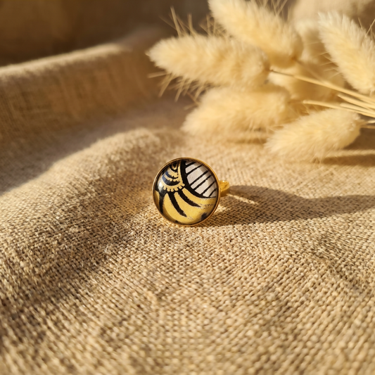 La Solaire Wax — bague cabochon jaune noir blanc · papier indien · fait main France 🇫🇷