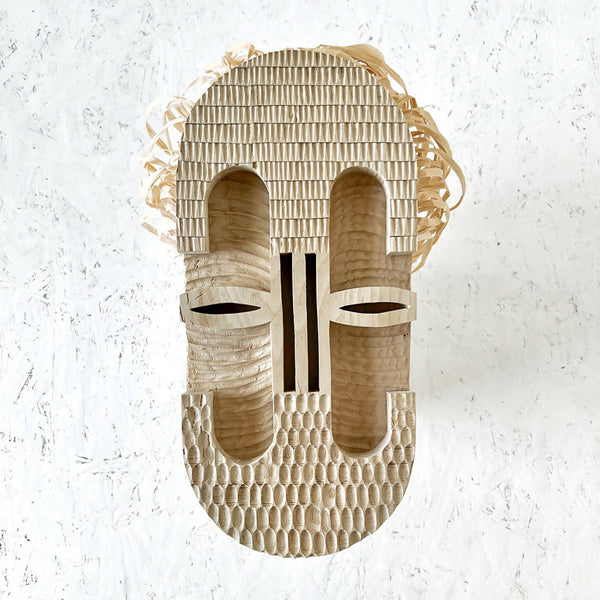 Masque décoratif en fibres de paille tressées, ouvertures yeux et bouche en relief.