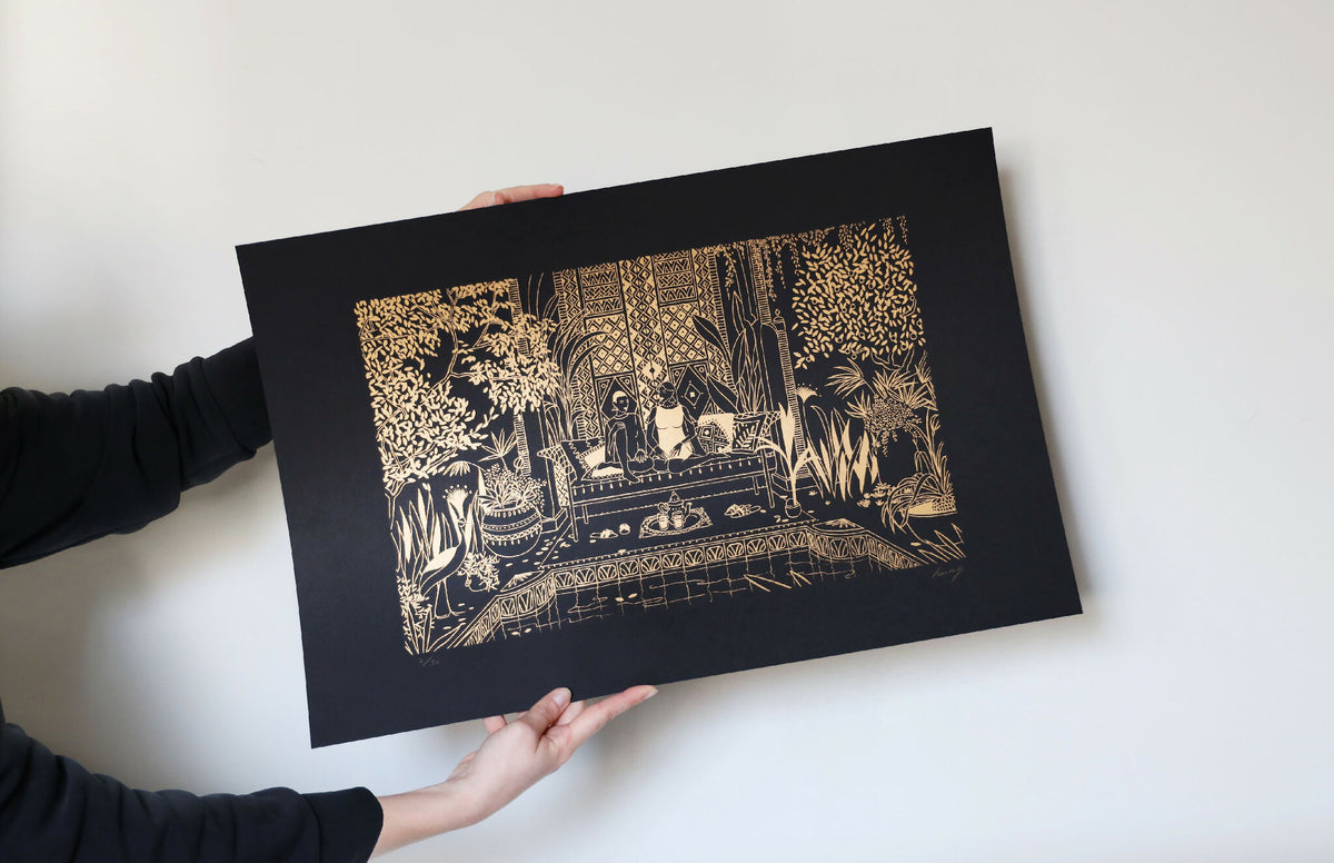 Sérigraphie tenue à deux mains : motif doré sur fond sombre, format horizontal