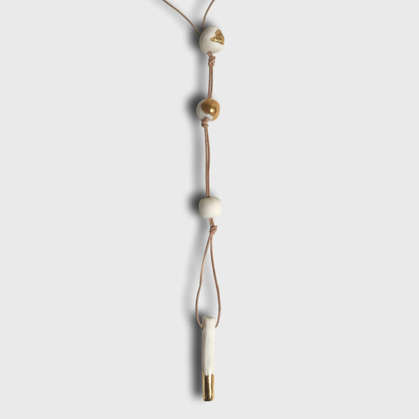 Collier en cuir brun avec pendentif en porcelaine blanc et gouttes dorées