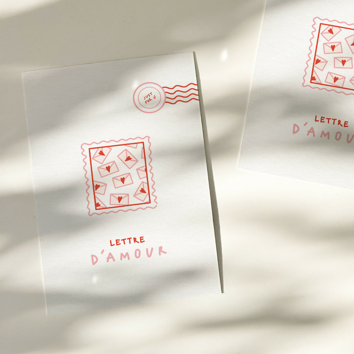 Carte de vœux blanche avec motif d’enveloppes rouges et tampon rond, vue partielle