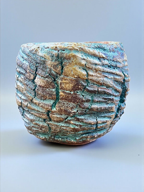 Pot en grès turquoise et brun, surface striée, forme arrondie, bord épais.