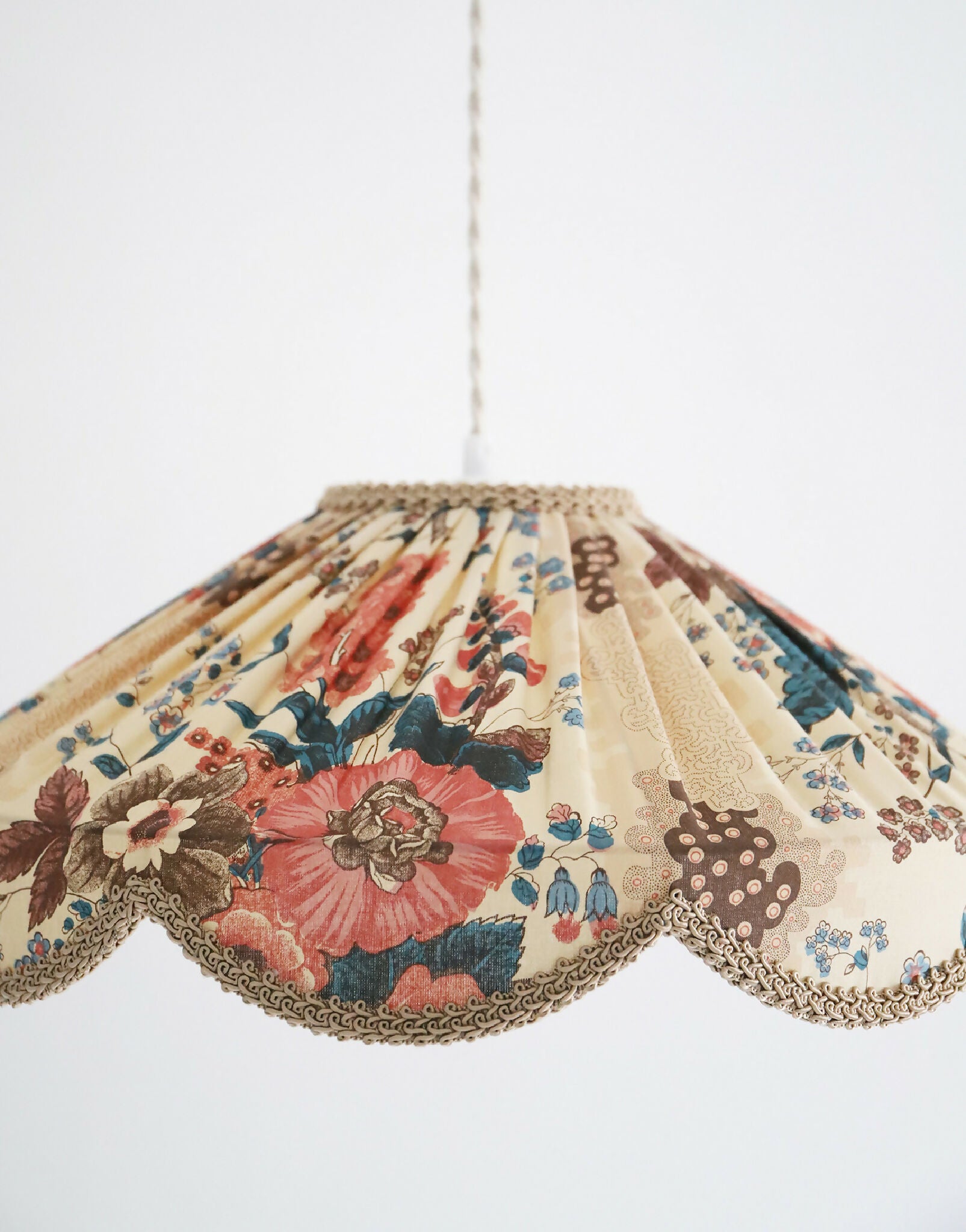 Abat-jour suspendu beige à motif floral, forme évasée et bord festonné au galon doré