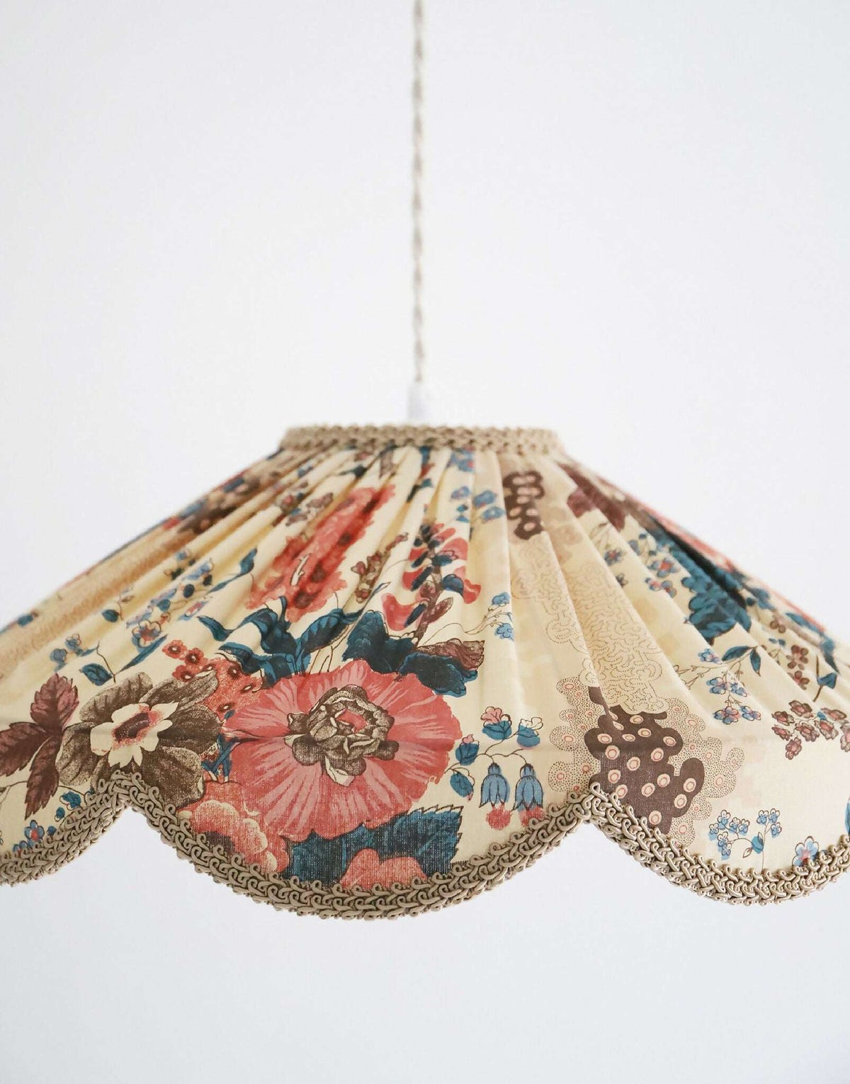 Abat-jour suspendu beige à motif floral, forme évasée et bord festonné au galon doré
