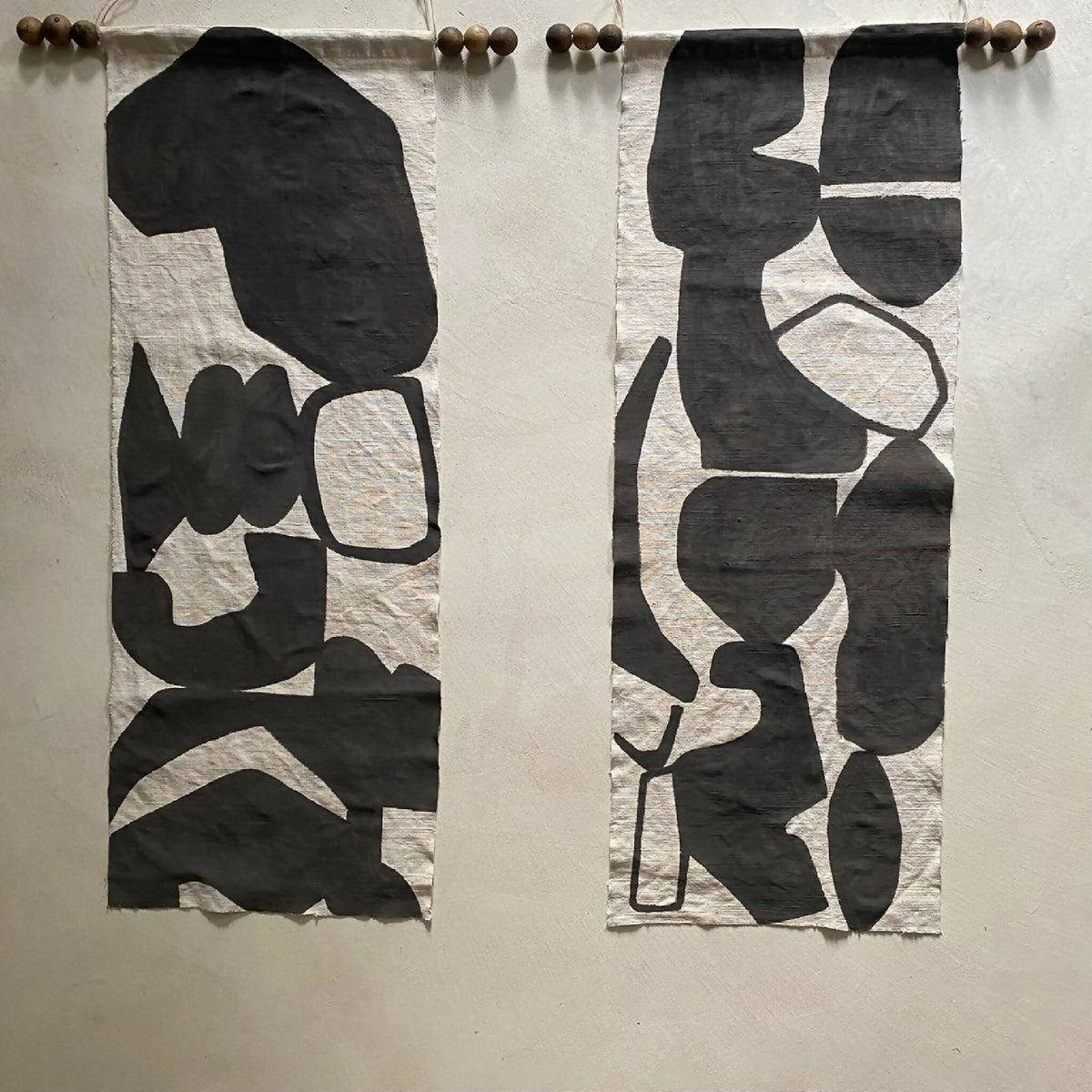 Tenture en tissu avec motifs abstraits noirs, découpes irrégulières