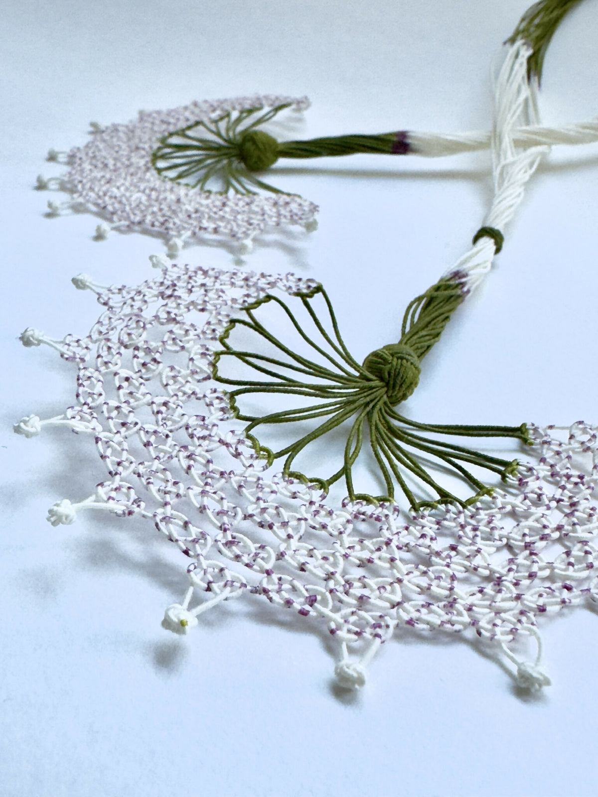 Collier éventail en soie : guirlande de perles et pendentifs éventail ajourés rose clair