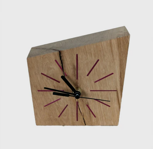 Horloge de bureau en chêne clair, marqueterie de paille et cadran bordeaux à aiguilles noires