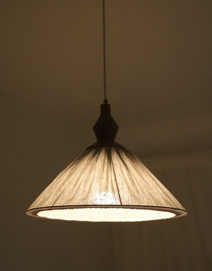 Abat-jour plissé à fines rayures avec structure intérieure, lumière allumée.