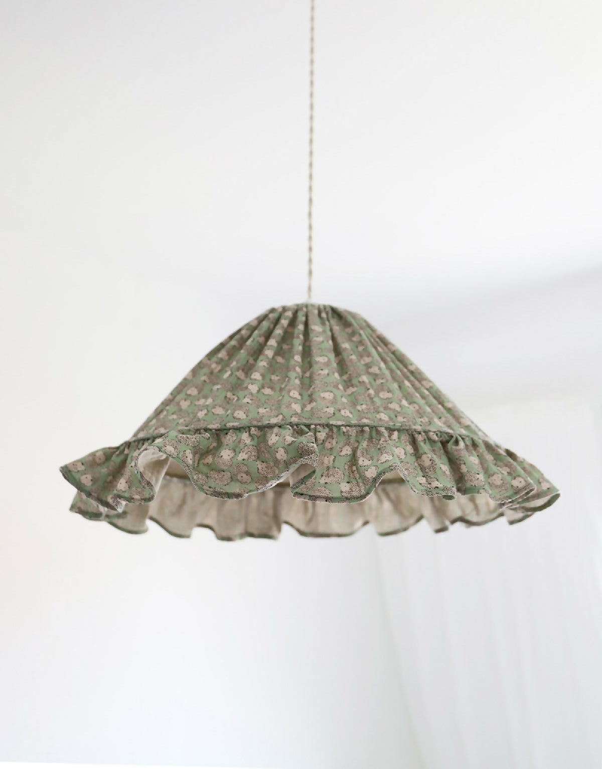 Suspension conique en tissu vert à motifs de petits hérissons, volants et fronces