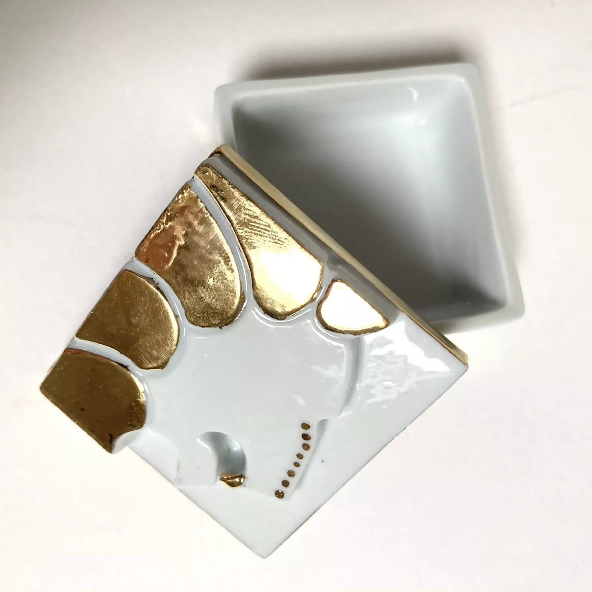 Boîte à bijoux en porcelaine blanche, motif lion doré sur couvercle avec charnière