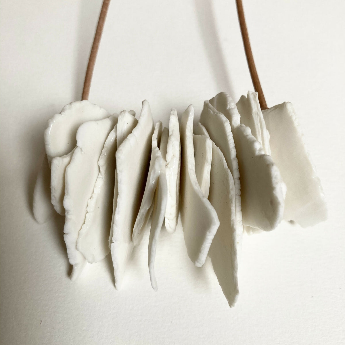 Collier en cristaux de porcelaine, pendentif blanc texturé avec multiples lames