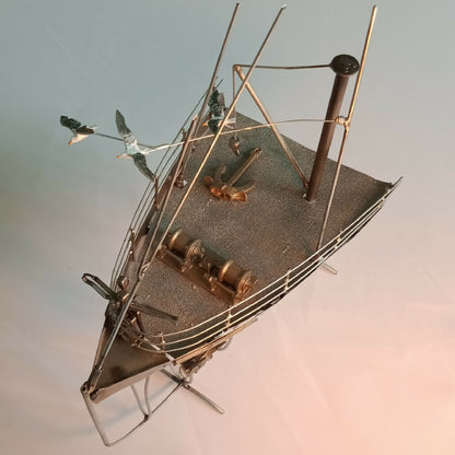Maquette du Titanic en acier recyclé, vue en plongée sur le pont et la rambarde