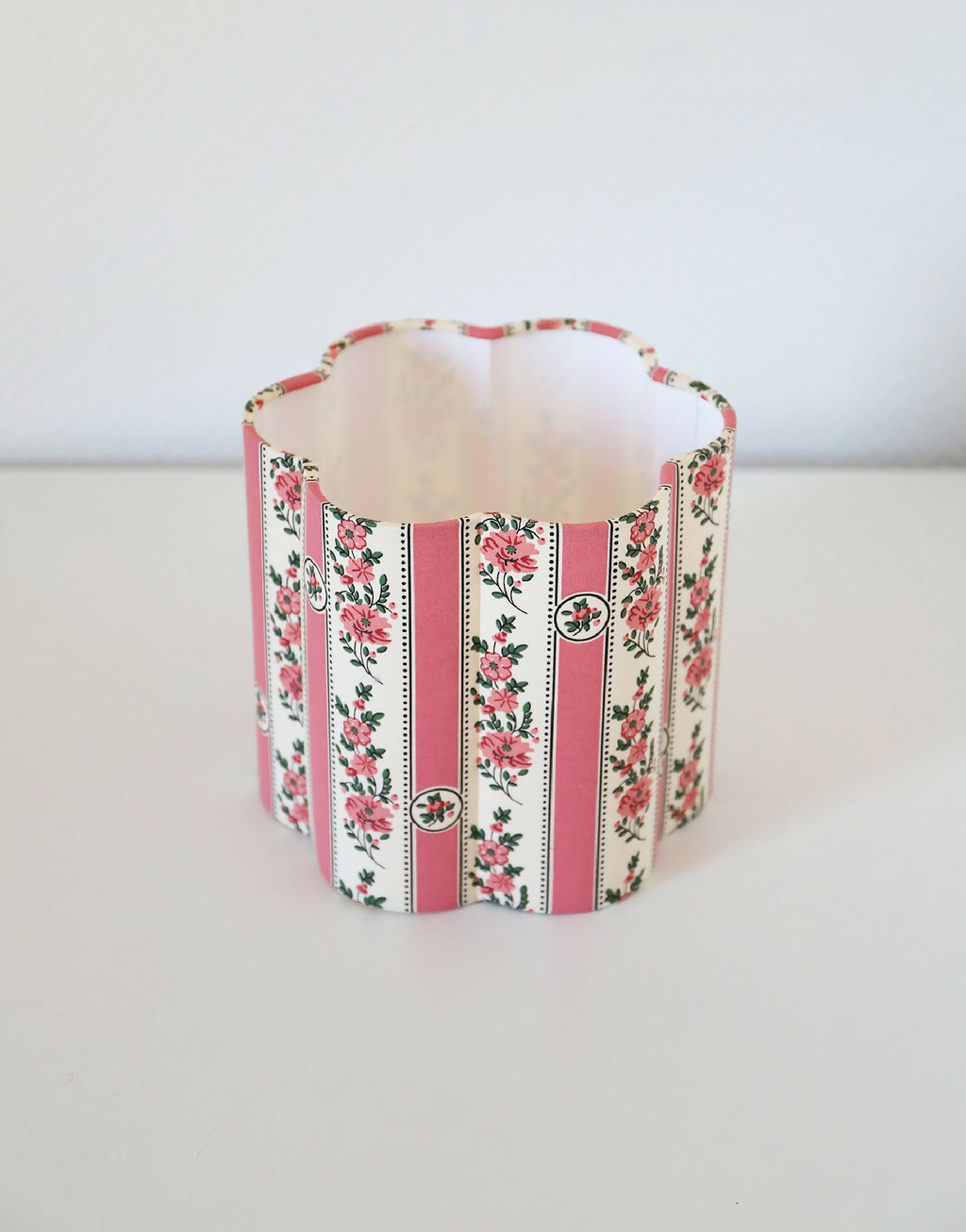 Abat-jour forme fleur en tissu imprimé, rayures verticales roses et fleurs.