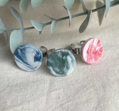 Bague réglable en porcelaine Marie Courtillat, cabochons marbrés bleu, vert et rose.