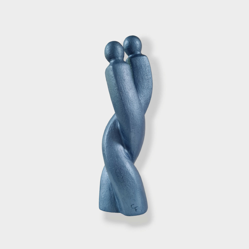 Sculpture de couple bleue, vue arrière, deux silhouettes tournées l’une vers l’autre