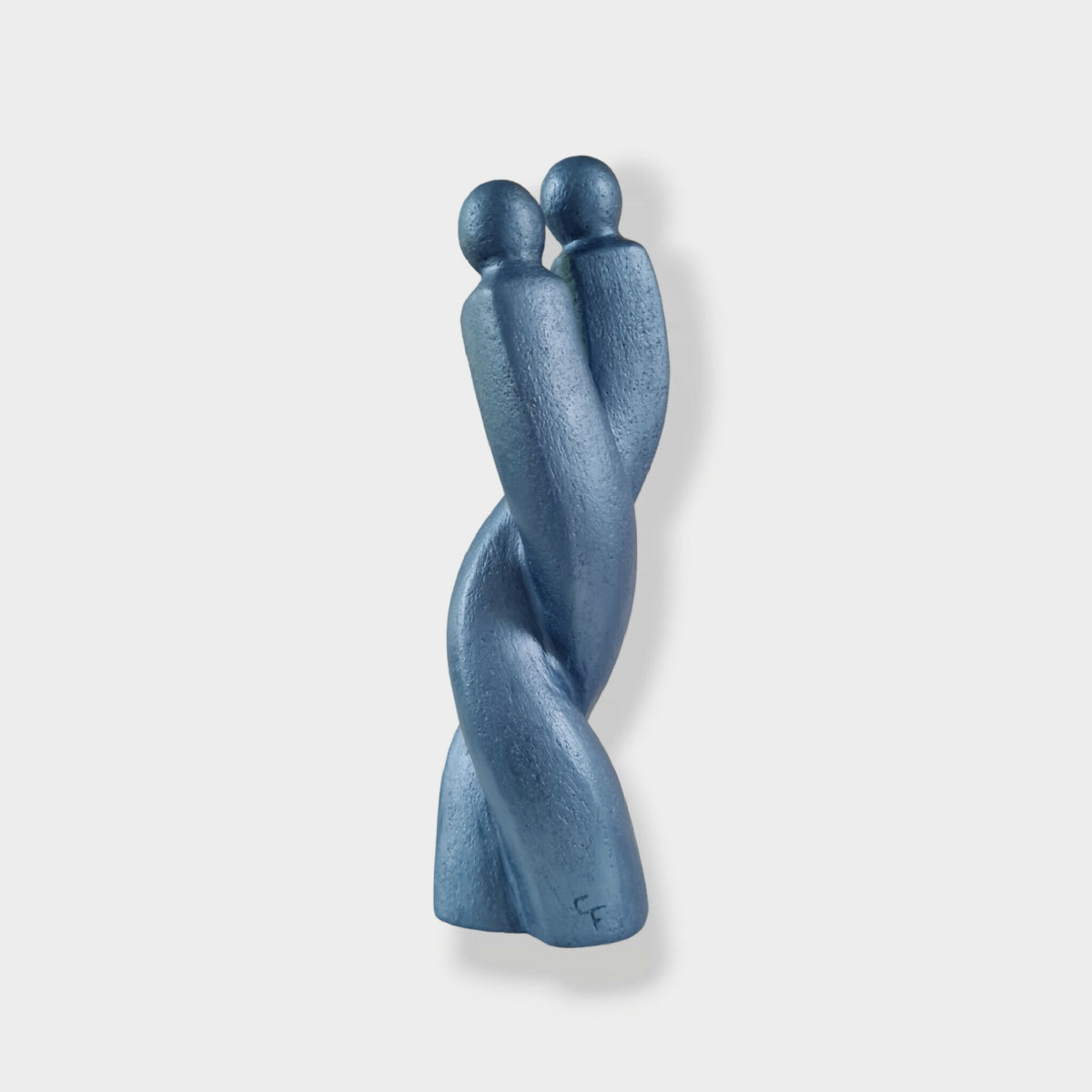 Sculpture de couple bleue, vue arrière, deux silhouettes tournées l’une vers l’autre