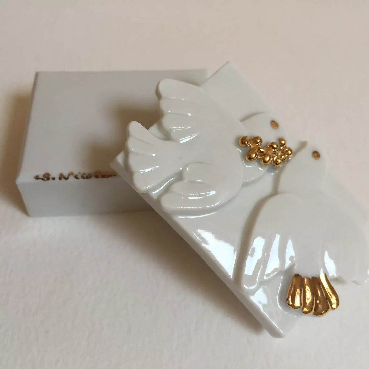 Boîte à bijoux blanche avec colombe laquée, pendentif doré et couvercle ouvrant.