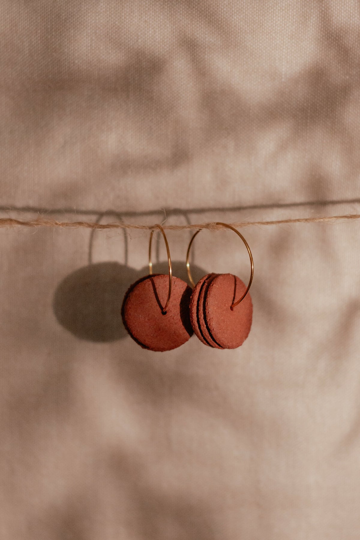 Boucles d’oreilles Anna disques orange et rouge brique sur anneaux dorés