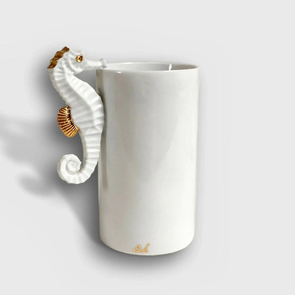Vase blanc cylindrique avec motif hippocampe en relief blanc et accents dorés